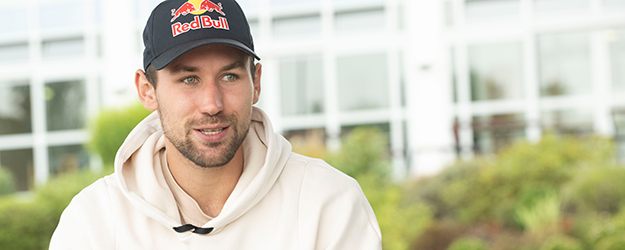 Niklas Kaul schätzt die kurzen Wege vom Hörsaal zum Sportplatz und zurück ins Physik-Labor auf dem Gutenberg-Campus. (Foto: Peter Pulkowski) Niklas Kaul schätzt die kurzen Wege vom Hörsaal zum Sportplatz und zurück ins Physik-Labor auf dem Gutenberg-Campus. (Foto: Peter Pulkowski)