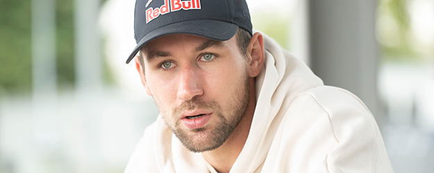 Zehnkampf-Weltmeister Niklas Kaul schätzt die gelassene Atmosphäre an der JGU und das unaufgeregte Miteinander mit seinen Kommilitoninnen und Kommilitonen. (Foto: Peter Pulkowski) Zehnkampf-Weltmeister Niklas Kaul schätzt die gelassene Atmosphäre an der JGU und das unaufgeregte Miteinander mit seinen Kommilitoninnen und Kommilitonen. (Foto: Peter Pulkowski)