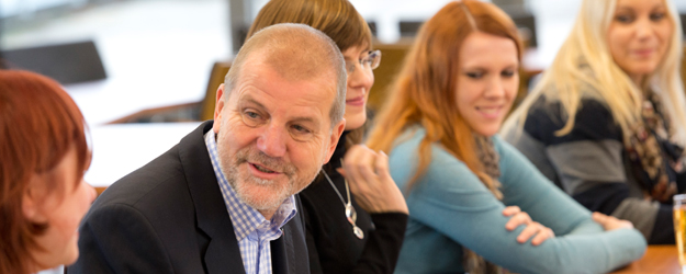 Justizminister Jochen Hartloff im Gespräch mit den Studentinnen der Knastgruppe (Foto: Peter Pulkowski) Justizminister Jochen Hartloff im Gespräch mit den Studentinnen der Knastgruppe (Foto: Peter Pulkowski)