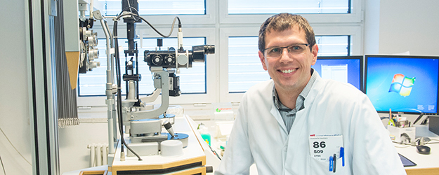 Prof. Dr. Alexander Schuster möchte Grundlagen schaffen und ergründen, warum Menschen in der Bundesrepublik erblinden. (Foto: Peter Pulkowski) Prof. Dr. Alexander Schuster möchte Grundlagen schaffen und ergründen, warum Menschen in der Bundesrepublik erblinden. (Foto: Peter Pulkowski)