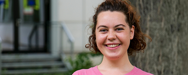 Mira Pauline Meyer unterstützt Johannes Ullmaier bei der Anbindung von 'Herodot' an die Lernplattform Moodle der JGU. (Foto: Stefan F. Sämmer) Mira Pauline Meyer unterstützt Johannes Ullmaier bei der Anbindung von 'Herodot' an die Lernplattform Moodle der JGU. (Foto: Stefan F. Sämmer)