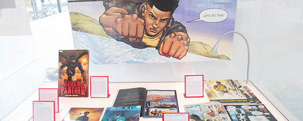 In einer der Vitrinen begegnen die Ausstellungsbesucher dem 19-jährigen Comic-Superhelden Kwezi des südafrikanischen Künstlers Loyiso Mkize. (Foto: Peter Pulkowski) In einer der Vitrinen begegnen die Ausstellungsbesucher dem 19-jährigen Comic-Superhelden Kwezi des südafrikanischen Künstlers Loyiso Mkize. (Foto: Peter Pulkowski)