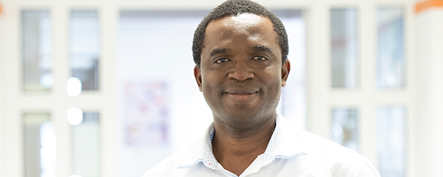 Der gebürtige Nigerianer Dr. Izuu Nwankwọ erforscht die Auswirkungen der nigerianischen Kulturindustrie auf nicht-afrikanische Künstlerinnen und Künstler. (Foto: Peter Pulkowski) Der gebürtige Nigerianer Dr. Izuu Nwankwọ erforscht die Auswirkungen der nigerianischen Kulturindustrie auf nicht-afrikanische Künstlerinnen und Künstler. (Foto: Peter Pulkowski)