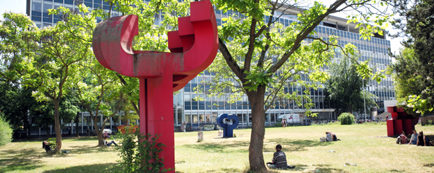 Bereits im Jahr 2006 hat Dr. Klaus T. Weber (r.) gemeinsam mit Studierenden eine Broschüre zu Kunstwerken auf dem Campus erstellt. (Foto: Stefan F. Sämmer) Bereits im Jahr 2006 hat Dr. Klaus T. Weber (r.) gemeinsam mit Studierenden eine Broschüre zu Kunstwerken auf dem Campus erstellt. (Foto: Stefan F. Sämmer)