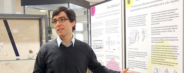 Mathias Probst ist Absolvent des Instituts für Vor- und Frühgeschichte der JGU und arbeitet derzeit auf Schloss Monrepos in Neuwied. (Foto: Stefan F. Sämmer) Mathias Probst ist Absolvent des Instituts für Vor- und Frühgeschichte der JGU und arbeitet derzeit auf Schloss Monrepos in Neuwied. (Foto: Stefan F. Sämmer)