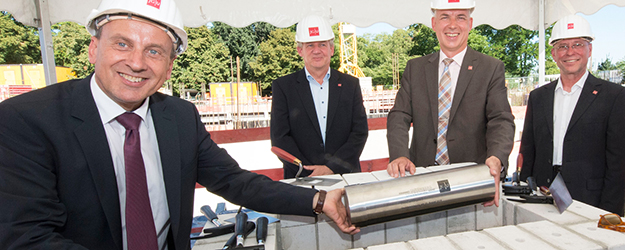 Grundsteinlegung für das BioZentrum I im August 2016 mit (v.l.) Wissenschaftsminister Prof. Dr. Konrad Wolf, Fachbereichs-Dekan Prof. Dr. Hans Zischler, JGU-Präsident Prof. Dr. Georg Krausch und Prodekan Prof. Dr. Walter Stöcker (Foto: Peter Pulkowski) Grundsteinlegung für das BioZentrum I im August 2016 mit (v.l.) Wissenschaftsminister Prof. Dr. Konrad Wolf, Fachbereichs-Dekan Prof. Dr. Hans Zischler, JGU-Präsident Prof. Dr. Georg Krausch und Prodekan Prof. Dr. Walter Stöcker (Foto: Peter Pulkowski)