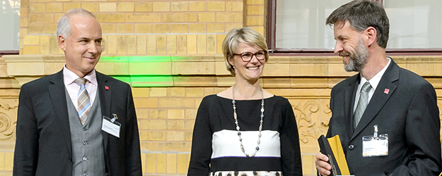 Preisträger Prof. Dr. Peter Baumann, Bundesforschungsministerin Anja Karliczek und JGU-Präsident Prof. Dr. Georg Krausch bei der Verleihung der Alexander von Humboldt-Professur 2018 in Berlin (Foto/©: Svea Pietschmann, Humboldt-Stiftung) Preisträger Prof. Dr. Peter Baumann, Bundesforschungsministerin Anja Karliczek und JGU-Präsident Prof. Dr. Georg Krausch bei der Verleihung der Alexander von Humboldt-Professur 2018 in Berlin (Foto/©: Svea Pietschmann, Humboldt-Stiftung)