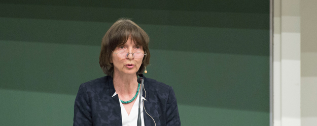 Prof. Dr. Dr. h.c. Aleida Assmann skizzierte in ihrem Vortrag einen fundamentalen Wandel des Zeitempfindens in den 1980er-Jahren. <small>(Foto: Peter Pulkowski)</small> Prof. Dr. Dr. h.c. Aleida Assmann skizzierte in ihrem Vortrag einen fundamentalen Wandel des Zeitempfindens in den 1980er-Jahren. <small>(Foto: Peter Pulkowski)</small>