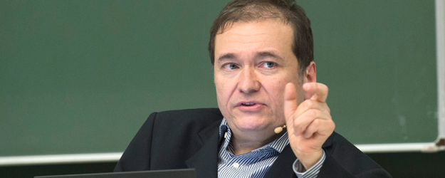 An zehn Abenden im Sommersemester 2016 wird Prof. Dr. Dr. h.c. mult. Onur Güntürkün verschiedenste Aspekte von Psychologie und Gehirn beleuchten. (Foto: Peter Pulkowski) An zehn Abenden im Sommersemester 2016 wird Prof. Dr. Dr. h.c. mult. Onur Güntürkün verschiedenste Aspekte von Psychologie und Gehirn beleuchten. (Foto: Peter Pulkowski)