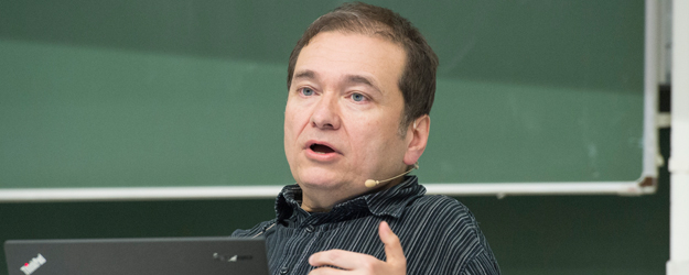 Prof. Dr. Dr. h.c. mult. Onur Güntürkün argumentiert, dass jegliche Erinnerung an einen Moment in unserem Leben immer nur Interpretation ist. (Foto: Peter Pulkowski) Prof. Dr. Dr. h.c. mult. Onur Güntürkün argumentiert, dass jegliche Erinnerung an einen Moment in unserem Leben immer nur Interpretation ist. (Foto: Peter Pulkowski)