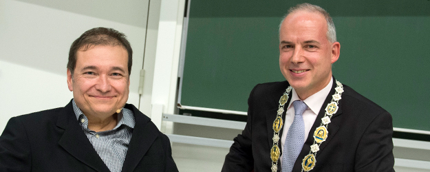 Auf Einladung von JGU-Präsident Prof. Dr. Georg Krausch (r.) hat sich Stiftungsprofessor Onur Güntürkün (l.) ins Goldene Buch der Johannes Gutenberg-Universität Mainz eingetragen. (Foto: Peter Pulkowski) Auf Einladung von JGU-Präsident Prof. Dr. Georg Krausch (r.) hat sich Stiftungsprofessor Onur Güntürkün (l.) ins Goldene Buch der Johannes Gutenberg-Universität Mainz eingetragen. (Foto: Peter Pulkowski)