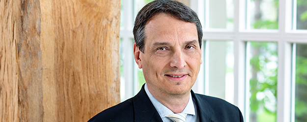 Prof. Dr. Stefan Müller-Stach ist Vizepräsident für Forschung und wissenschaftlichen Nachwuchs der JGU. (Foto: JANA Kay) Prof. Dr. Stefan Müller-Stach ist Vizepräsident für Forschung und wissenschaftlichen Nachwuchs der JGU. (Foto: JANA Kay)