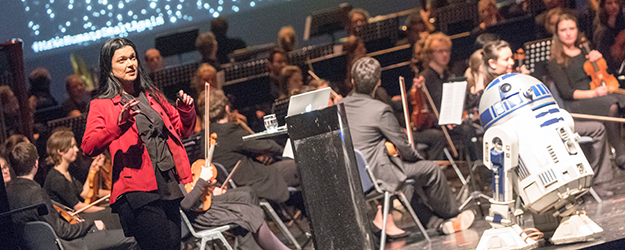 In der beliebten Reihe 'Physik im Theater' drehte sich im November 2017 alles um die Physik in Star Wars. Der Stargast des Abends: R2D2. (Foto: Stefan F. Sämmer) In der beliebten Reihe 'Physik im Theater' drehte sich im November 2017 alles um die Physik in Star Wars. Der Stargast des Abends: R2D2. (Foto: Stefan F. Sämmer)