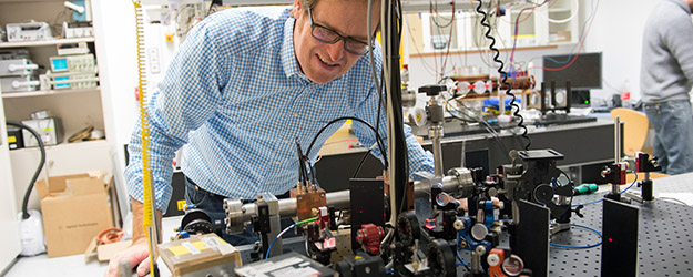 Derzeit arbeitet die Gruppe von Prof. Dr. Randolph Pohl an ersten Versuchsanordnungen zur Messung des Wasserstoffisotops Tritium. (Foto: Peter Pulkowski) Derzeit arbeitet die Gruppe von Prof. Dr. Randolph Pohl an ersten Versuchsanordnungen zur Messung des Wasserstoffisotops Tritium. (Foto: Peter Pulkowski)
