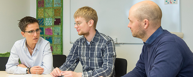 Dr. Silke Schmidt, Dr. Christian Schneider und Kevin Anding (v.l.) engagieren sich in verschiedenen Bereichen innerhalb von PRISMA um die Outreach-Aktivitäten des Exzellenzclusters. (Foto: Peter Pulkowski) Dr. Silke Schmidt, Dr. Christian Schneider und Kevin Anding (v.l.) engagieren sich in verschiedenen Bereichen innerhalb von PRISMA um die Outreach-Aktivitäten des Exzellenzclusters. (Foto: Peter Pulkowski)
