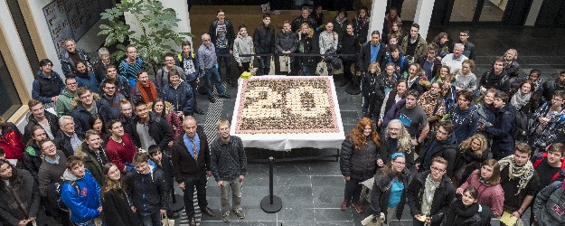 Die beliebte Vortragsreihe 'Physik am Samstag' feiert 2018 ihr 20-jähriges Jubiläum. Zum Auftakt gab es für alle Besucherinnen und Besucher ein großes Donut-Buffet. (Foto: Stefan F. Sämmer) Die beliebte Vortragsreihe 'Physik am Samstag' feiert 2018 ihr 20-jähriges Jubiläum. Zum Auftakt gab es für alle Besucherinnen und Besucher ein großes Donut-Buffet. (Foto: Stefan F. Sämmer)