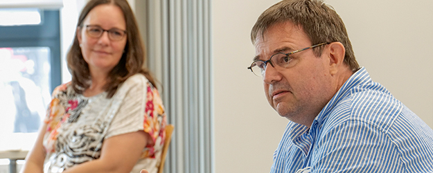 In den 1980er-Jahren hatte Michael Buzzi bereits ein Theologie-Studium begonnen, dann aber doch auf Informatik gewechselt – heute holt er das Theologiestudium nach und erfüllt sich seinen Traum. (Foto: Stefan F. Sämmer) In den 1980er-Jahren hatte Michael Buzzi bereits ein Theologie-Studium begonnen, dann aber doch auf Informatik gewechselt – heute holt er das Theologiestudium nach und erfüllt sich seinen Traum. (Foto: Stefan F. Sämmer)