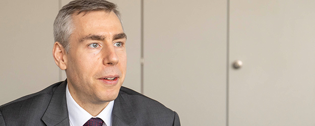 Dr. Jörg Schüttrumpf, Senior Vice President im Bereich Forschung und Entwicklung, freut sich über das rege Engagement der geförderten Mainzer Studierenden. (Foto: Stefan F. Sämmer) Dr. Jörg Schüttrumpf, Senior Vice President im Bereich Forschung und Entwicklung, freut sich über das rege Engagement der geförderten Mainzer Studierenden. (Foto: Stefan F. Sämmer)