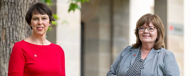 Anja Noky (l.), verantwortlich für das Programm rund um das Deutschlandstipendium an der JGU, und Dr. Kristina Pfarr, Leiterin des Bereichs Universitätsförderung und Alumni (Foto: Stefan F. Sämmer) Anja Noky (l.), verantwortlich für das Programm rund um das Deutschlandstipendium an der JGU, und Dr. Kristina Pfarr, Leiterin des Bereichs Universitätsförderung und Alumni (Foto: Stefan F. Sämmer)