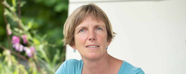 Dr. Ute Becker, Leiterin der Grünen Schule im Botanischen Garten, freut sich über die neuen Möglichkeiten, die der Experimentiergarten mit sich bringt. (Foto: Peter Pulkowski) Dr. Ute Becker, Leiterin der Grünen Schule im Botanischen Garten, freut sich über die neuen Möglichkeiten, die der Experimentiergarten mit sich bringt. (Foto: Peter Pulkowski)
