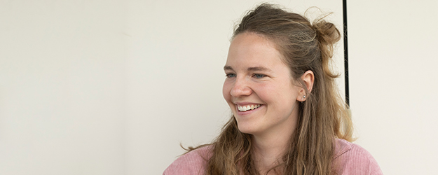 Ruth Bier studiert Biologie und Bildende Kunst im Master of Education an der JGU und koordiniert das Pilotprojekt 'Nachhaltig gärtnern'. (Foto: Peter Pulkowski) Ruth Bier studiert Biologie und Bildende Kunst im Master of Education an der JGU und koordiniert das Pilotprojekt 'Nachhaltig gärtnern'. (Foto: Peter Pulkowski)