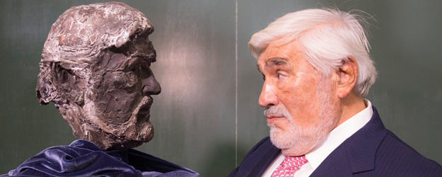 Zum Abschluss des Abends enthüllte Mario Adorf eine Büste mit seinem Konterfei, gefertigt vom Speyerer Bildhauer Thomas Duttenhoefer. (Foto: Peter Pulkowski) Zum Abschluss des Abends enthüllte Mario Adorf eine Büste mit seinem Konterfei, gefertigt vom Speyerer Bildhauer Thomas Duttenhoefer. (Foto: Peter Pulkowski)