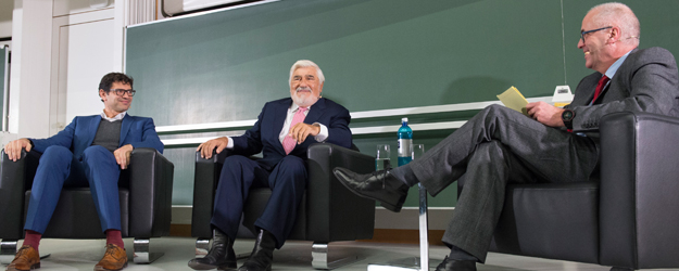 Im Gespräch mit Staatssekretär Prof. Dr. Salvatore Barbaro (l.) und Journalist Bernhard Nellessen (r.) erzählte Schauspieler Mario Adorf von seiner Studienzeit an der JGU. (Foto: Peter Pulkowski) Im Gespräch mit Staatssekretär Prof. Dr. Salvatore Barbaro (l.) und Journalist Bernhard Nellessen (r.) erzählte Schauspieler Mario Adorf von seiner Studienzeit an der JGU. (Foto: Peter Pulkowski)
