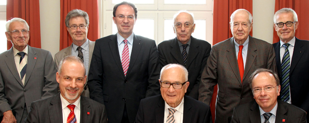 Auf Einladung von Prof. Dr. Georg Krausch (sitzend, l.) trägt sich der Stiftungsprofessor im Beisein von Vertretern der Freunde der Universität Mainz e.V. und der Stiftung Johannes Gutenberg-Stiftungsprofesur ins Goldene Buch der Johannes Gutenberg-Univer Auf Einladung von Prof. Dr. Georg Krausch (sitzend, l.) trägt sich der Stiftungsprofessor im Beisein von Vertretern der Freunde der Universität Mainz e.V. und der Stiftung Johannes Gutenberg-Stiftungsprofesur ins Goldene Buch der Johannes Gutenberg-Univer