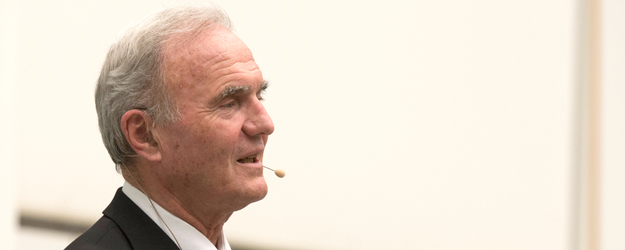 Beinahe eine Stunde gab Issing Auskunft, stimmte Zweifeln zu und räumte auch mal Ratlosigkeit ein. (Foto: Peter Pulkowski) Beinahe eine Stunde gab Issing Auskunft, stimmte Zweifeln zu und räumte auch mal Ratlosigkeit ein. (Foto: Peter Pulkowski)