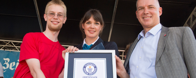 Rekordrichterin Lena Kuhlmann verlieh das Guinness World Records-Zertifikat an JGU-Präsident Prof. Dr. Georg Krausch (r.) und Projektleiter Dr. Christian Schneider (l.). (Foto: Peter Pulkowski) Rekordrichterin Lena Kuhlmann verlieh das Guinness World Records-Zertifikat an JGU-Präsident Prof. Dr. Georg Krausch (r.) und Projektleiter Dr. Christian Schneider (l.). (Foto: Peter Pulkowski)