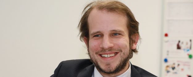 Sascha Fränkel unterrichtet Informatik und Mathematik am Internationalen Studien- und Sprachenkolleg. (Foto: Bernd Eßling) Sascha Fränkel unterrichtet Informatik und Mathematik am Internationalen Studien- und Sprachenkolleg. (Foto: Bernd Eßling)