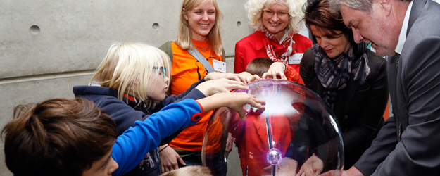 Ministerin Vera Reiß (2.v.r.) und JGU-Vizepräsident Prof. Dr. Wolfgang Hofmeister (r.) testeten gemeinsam mit NaT-Lab-Koordinatorin Dr. Christa Welschof (3.v.r.) und jungen Besuchern die Plasmakugel. (Foto: Stefan F. Sämmer) Ministerin Vera Reiß (2.v.r.) und JGU-Vizepräsident Prof. Dr. Wolfgang Hofmeister (r.) testeten gemeinsam mit NaT-Lab-Koordinatorin Dr. Christa Welschof (3.v.r.) und jungen Besuchern die Plasmakugel. (Foto: Stefan F. Sämmer)