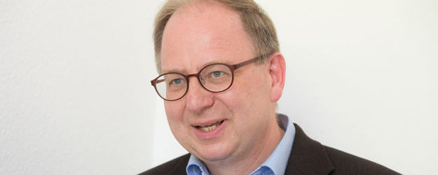 Prof. Dr. Claus Arnold beschäftigt sich in Forschung und Lehre neben anderen Themen insbesondere mit dem Modernismusstreit in der katholischen Kirche um 1900. (Foto: Peter Pulkowski) Prof. Dr. Claus Arnold beschäftigt sich in Forschung und Lehre neben anderen Themen insbesondere mit dem Modernismusstreit in der katholischen Kirche um 1900. (Foto: Peter Pulkowski)