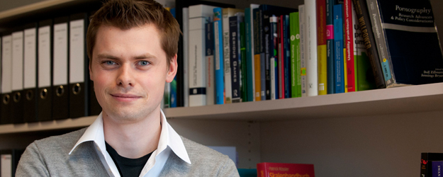 Seit Februar 2012 ist der Medienpsychologe Dr. Leonard Reinecke Juniorprofessor mit Schwerpunkt Online-Kommunikation am Institut für Publizistik der JGU. (Foto: Peter Pulkowski) Seit Februar 2012 ist der Medienpsychologe Dr. Leonard Reinecke Juniorprofessor mit Schwerpunkt Online-Kommunikation am Institut für Publizistik der JGU. (Foto: Peter Pulkowski)