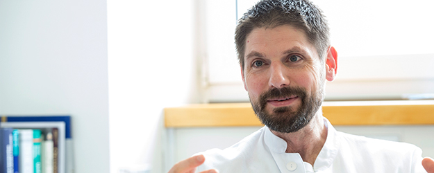 PD Dr. Sebastian Kuhn bemüht sich insbesondere um die Sensibilisierung von Medizinstudierenden für den digitalen Wandel in der medizinischen Praxis. (Foto: Peter Pulkowski) PD Dr. Sebastian Kuhn bemüht sich insbesondere um die Sensibilisierung von Medizinstudierenden für den digitalen Wandel in der medizinischen Praxis. (Foto: Peter Pulkowski)