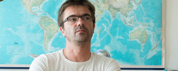 Prof. Dr. Peter Hoor und seine Arbeitsgruppe am Institut für Physik der Atmosphäre untersuchen die Gesetzmäßigkeiten der Transportprozesse zwischen Troposphäre und Stratosphäre. (Foto: Peter Pulkowski) Prof. Dr. Peter Hoor und seine Arbeitsgruppe am Institut für Physik der Atmosphäre untersuchen die Gesetzmäßigkeiten der Transportprozesse zwischen Troposphäre und Stratosphäre. (Foto: Peter Pulkowski)