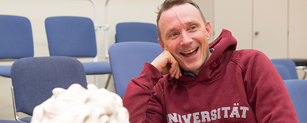 Prof. Felix Koch möchte das Publikum durch bessere Musikvermittlung vom passiven zum aktiven Zuhören bewegen. (Foto: Peter Pulkowski) Prof. Felix Koch möchte das Publikum durch bessere Musikvermittlung vom passiven zum aktiven Zuhören bewegen. (Foto: Peter Pulkowski)