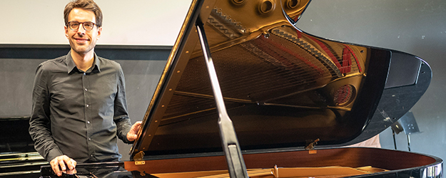 Nach einigen Jahren Klassik-Unterricht kam Sebastian Sternal über seinen Lehrer zum Jazz und spielte als Jugendlicher im Bundesjazzorchester. (Foto: Stefan F. Sämmer) Nach einigen Jahren Klassik-Unterricht kam Sebastian Sternal über seinen Lehrer zum Jazz und spielte als Jugendlicher im Bundesjazzorchester. (Foto: Stefan F. Sämmer)