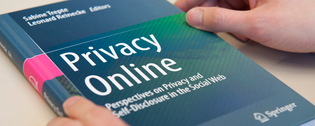 Den Phänomenen im Schnittbereich von Social Media und Privatsphäre widmet sich das kürzlich von ihm und seiner Kollegin Sabine Trepte herausgegebene Buch Privacy Online. (Foto: Peter Pulkowski) Den Phänomenen im Schnittbereich von Social Media und Privatsphäre widmet sich das kürzlich von ihm und seiner Kollegin Sabine Trepte herausgegebene Buch Privacy Online. (Foto: Peter Pulkowski)