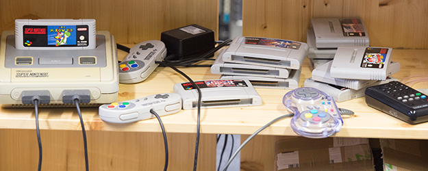 In einer Couchecke im Raum der Sammlung stehen alte Fernsehgeräte und Konsolen, an denen Videospiele gespielt werden können. (Foto: Peter Pulkowski) In einer Couchecke im Raum der Sammlung stehen alte Fernsehgeräte und Konsolen, an denen Videospiele gespielt werden können. (Foto: Peter Pulkowski)