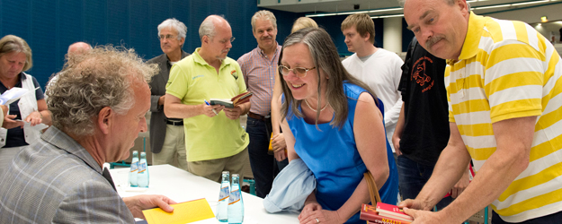 Nach Abschluss der letzten Vorlesung bildete sich eine lange Schlange vor Friedemann Schrenks Tisch. (Foto: Peter Pulkowski) Nach Abschluss der letzten Vorlesung bildete sich eine lange Schlange vor Friedemann Schrenks Tisch. (Foto: Peter Pulkowski)