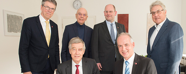 Im Beisein von JGU-Präsident Georg Krausch (vorne r.) und dem Vorstand der Freunde der Universität Mainz trägt sich Stiftungsprofessor Hanns Hatt ins Goldene Buch der JGU ein. (Foto: Peter Pulkowski) Im Beisein von JGU-Präsident Georg Krausch (vorne r.) und dem Vorstand der Freunde der Universität Mainz trägt sich Stiftungsprofessor Hanns Hatt ins Goldene Buch der JGU ein. (Foto: Peter Pulkowski)