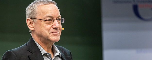 Thomas Vilgis, Professor für theoretische Physik an der JGU und Arbeitsgruppenleiter am Max-Planck-Institut für Polymerforschung, beschäftigt sich mit den physikalischen Aspekten des Essens. (Foto: Stefan F. Sämmer) Thomas Vilgis, Professor für theoretische Physik an der JGU und Arbeitsgruppenleiter am Max-Planck-Institut für Polymerforschung, beschäftigt sich mit den physikalischen Aspekten des Essens. (Foto: Stefan F. Sämmer)