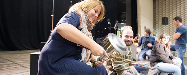 Simone Nowicki sorgt mit verschiedensten Gegenständen für die Geräuschkulisse des Hörspiels. (Foto: Peter Pulkowski) Simone Nowicki sorgt mit verschiedensten Gegenständen für die Geräuschkulisse des Hörspiels. (Foto: Peter Pulkowski)