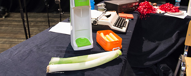 In einem Hörspiel, das in den 1930er-Jahren spielt, darf die Schreibmaschine nicht fehlen. Ungewöhnlicher sind da schon Canneloni, Lauch und Sodastream. (Foto: Peter Pulkowski) In einem Hörspiel, das in den 1930er-Jahren spielt, darf die Schreibmaschine nicht fehlen. Ungewöhnlicher sind da schon Canneloni, Lauch und Sodastream. (Foto: Peter Pulkowski)