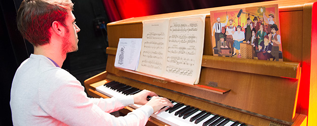 Steffen Astheimer sorgt am Piano für die musikalische Begleitung des Abends. (Foto: Peter Pulkowski) Steffen Astheimer sorgt am Piano für die musikalische Begleitung des Abends. (Foto: Peter Pulkowski)