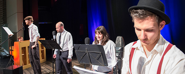 Vier Sprecher übernehmen alle Figuren im Stück, wobei jeder eine besonders charakteristische Hauptrolle neben verschiedensten Nebenrollen spricht. (Foto: Peter Pulkowski) Vier Sprecher übernehmen alle Figuren im Stück, wobei jeder eine besonders charakteristische Hauptrolle neben verschiedensten Nebenrollen spricht. (Foto: Peter Pulkowski)