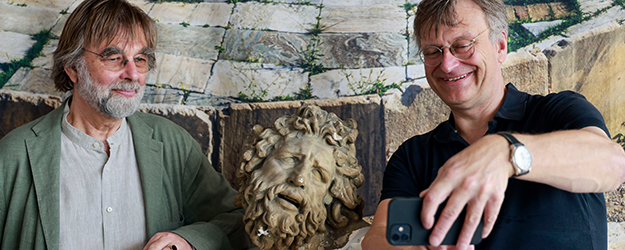 Prof. Dr. Nesserath (l.) und Dr. Hans von Trotha (r.) sind seit vielen Jahren von Ludwig Pollak und seiner Entdeckung zu Laokoon fasziniert. (Foto: Stefan F. Sämmer) Prof. Dr. Nesserath (l.) und Dr. Hans von Trotha (r.) sind seit vielen Jahren von Ludwig Pollak und seiner Entdeckung zu Laokoon fasziniert. (Foto: Stefan F. Sämmer)