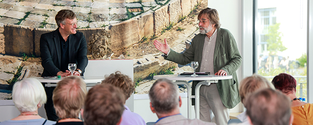 Dr. Hans von Trotha (l.) und Prof. Dr. Arnold Nesselrath (r.) in lebhafter Diskussion bei der Michel Oppenheim Lecture 2023 (Foto: Stefan F. Sämmer) Dr. Hans von Trotha (l.) und Prof. Dr. Arnold Nesselrath (r.) in lebhafter Diskussion bei der Michel Oppenheim Lecture 2023 (Foto: Stefan F. Sämmer)