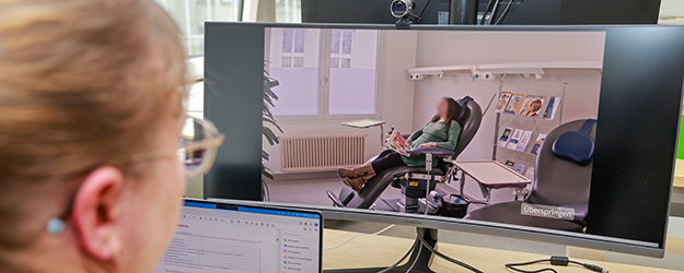 Das Team um Kirchgässner hat Videoclips mit interaktiven Elementen produziert, mit denen die Teilnehmenden der Fachweiterbildung verschiedene Szenarien durchspielen können. (Foto: Stefan F. Sämmer) Das Team um Kirchgässner hat Videoclips mit interaktiven Elementen produziert, mit denen die Teilnehmenden der Fachweiterbildung verschiedene Szenarien durchspielen können. (Foto: Stefan F. Sämmer)